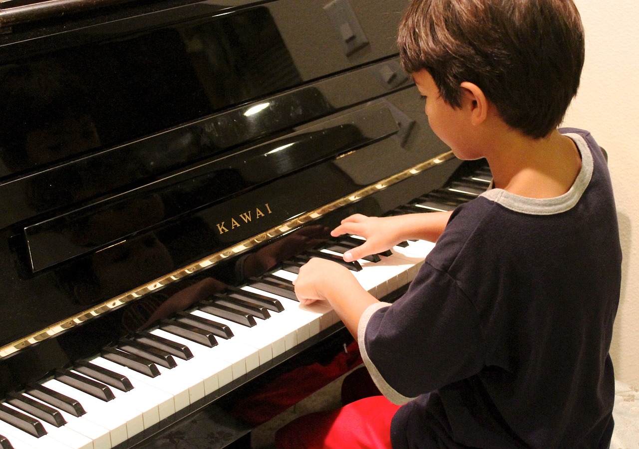 piano-boy-playing-78492